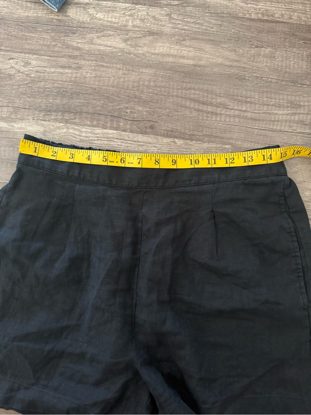 Madewell Black High-Waist Linen Shorts with Pleats - Picture 5 of 6